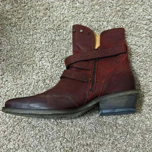 John Fluevog - Picture 5 of 9